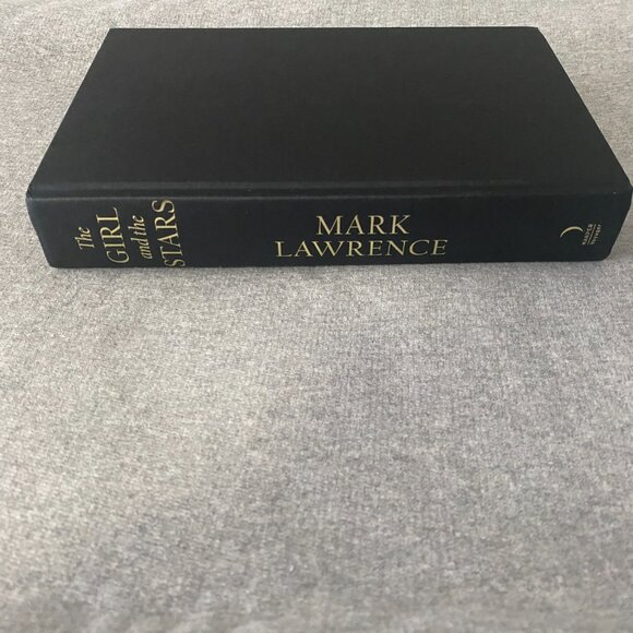 Illumicrate Edition Signed Sprayed Edge The Girl And The Stars By Mark Lawrence - Picture 11 of 15